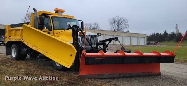 Image of International 7300 equipment image 2