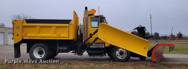 Image of International 7300 equipment image 3