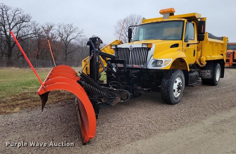 2004 International 7300 Equipment Image0