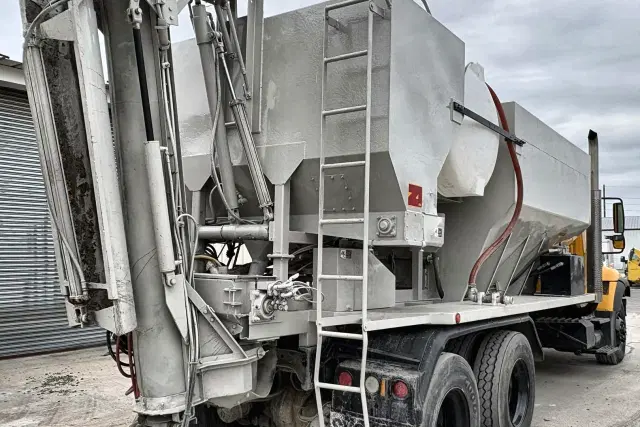 Image of International 7400 equipment image 4