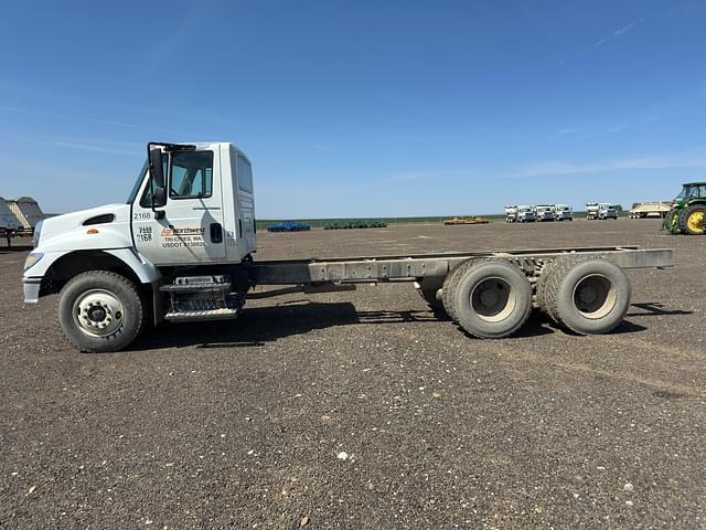 Image of International 7400 equipment image 3