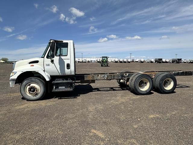 Image of International 7400 equipment image 1