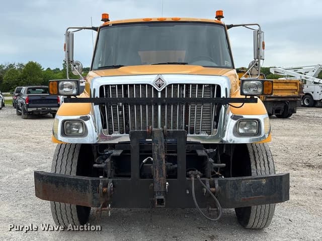 Image of International 7400 equipment image 1