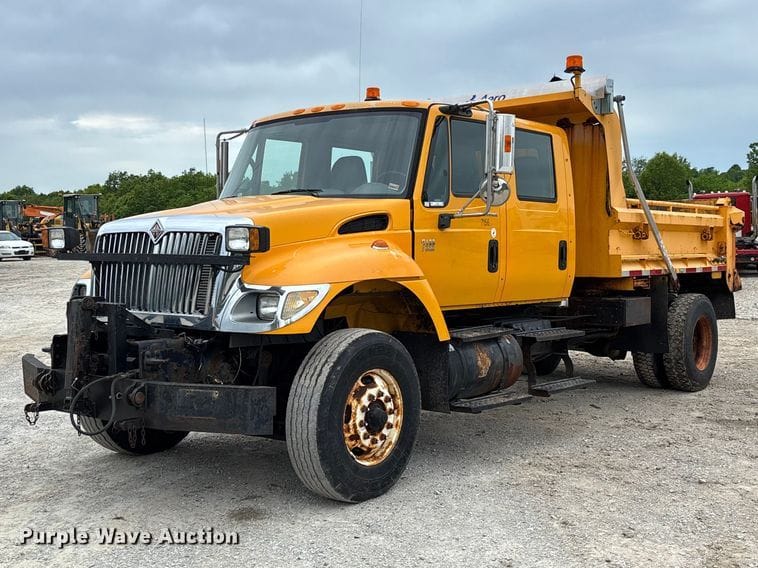 2003 International 7400 Equipment Image0