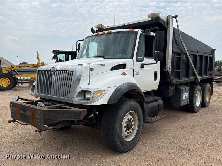 2004 International 7400 Equipment Image0