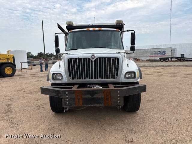 Image of International 7400 equipment image 1