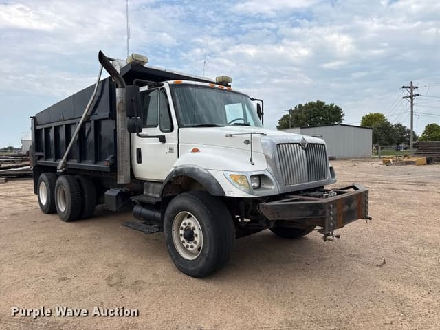 Image of International 7400 equipment image 2