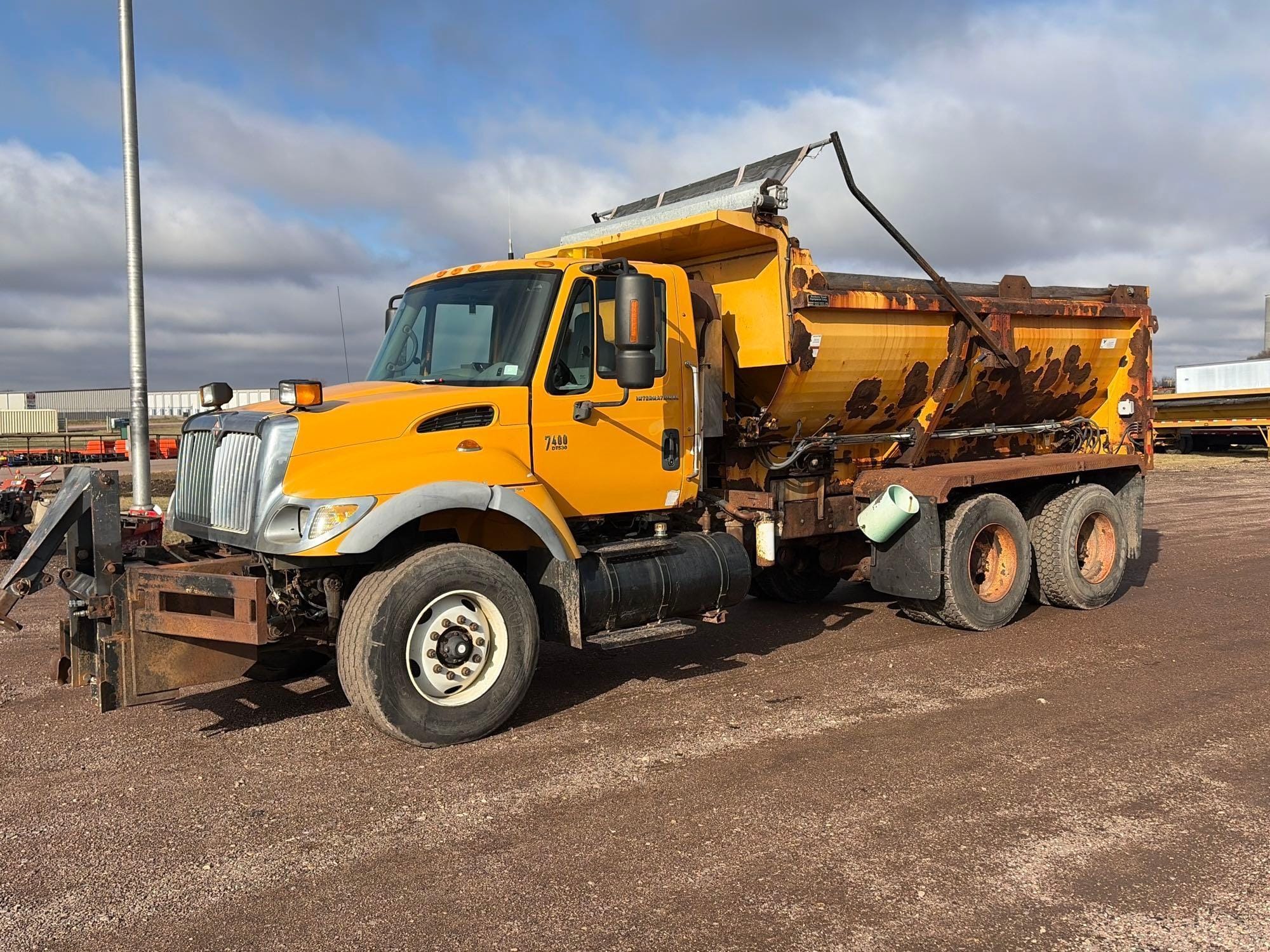 2004 International 7400 Equipment Image0