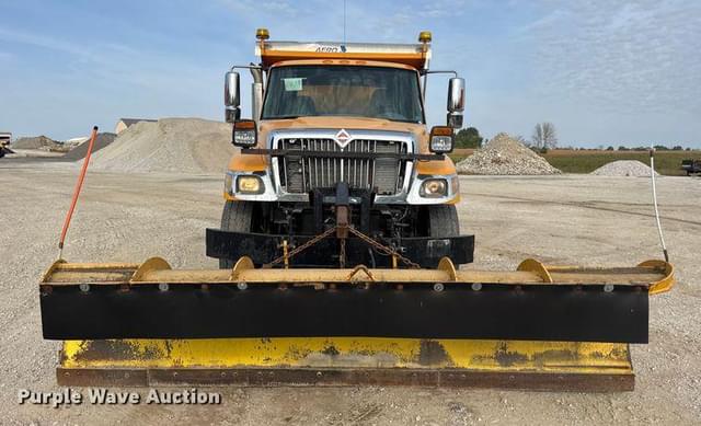 Image of International 7400 equipment image 1