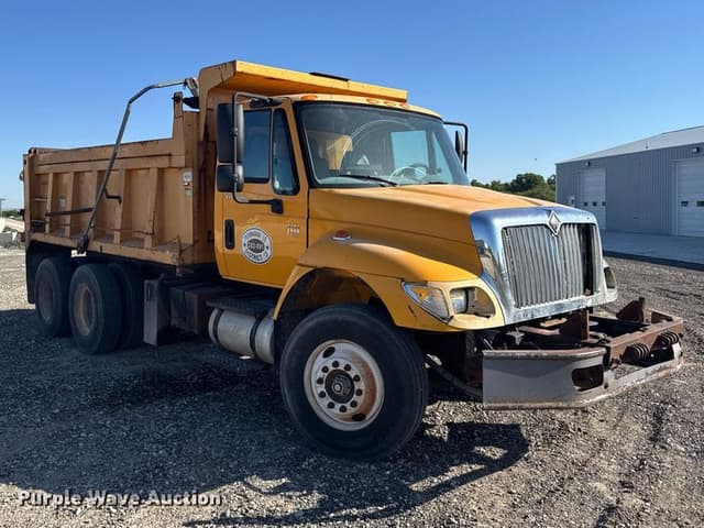 Image of International 7400 equipment image 2