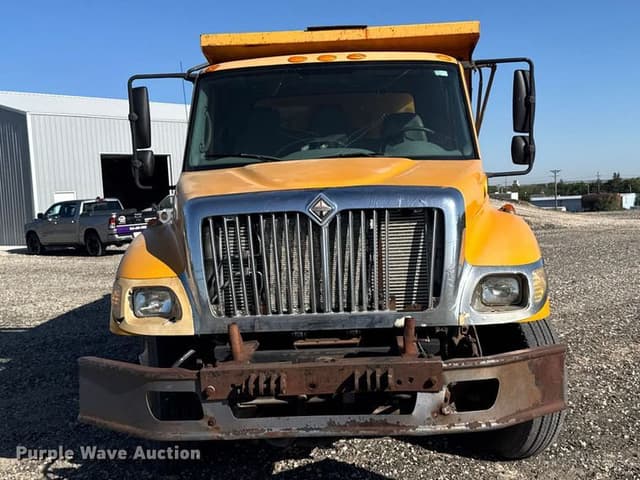 Image of International 7400 equipment image 1