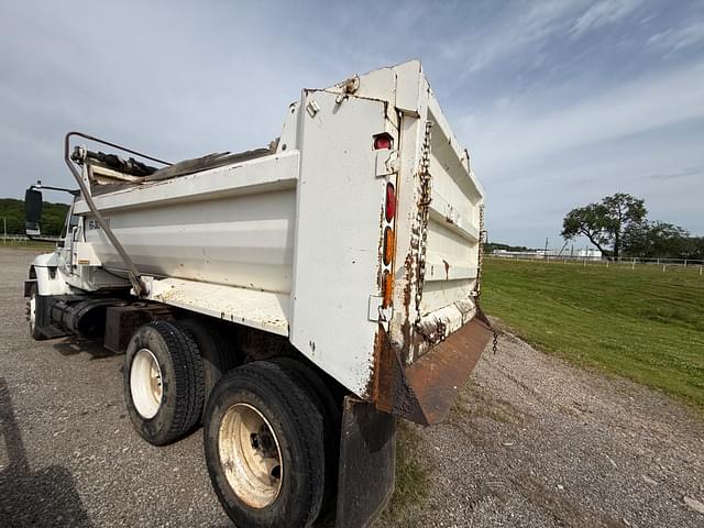 Image of International 7400 equipment image 2