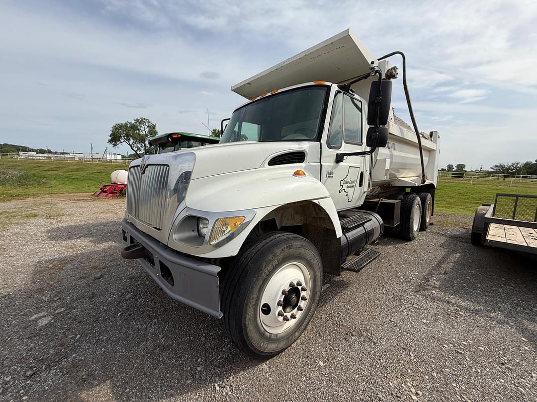 Image of International 7400 Primary image