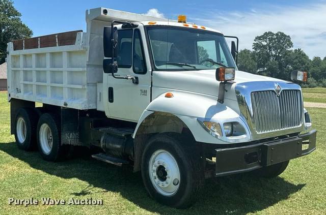Image of International 7400 equipment image 2