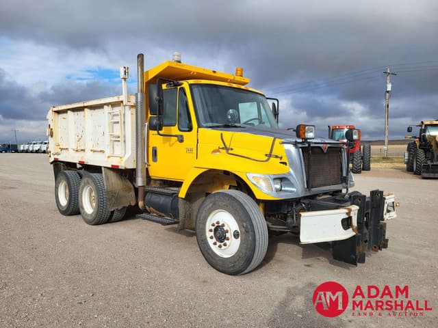 Image of International 7400 equipment image 1