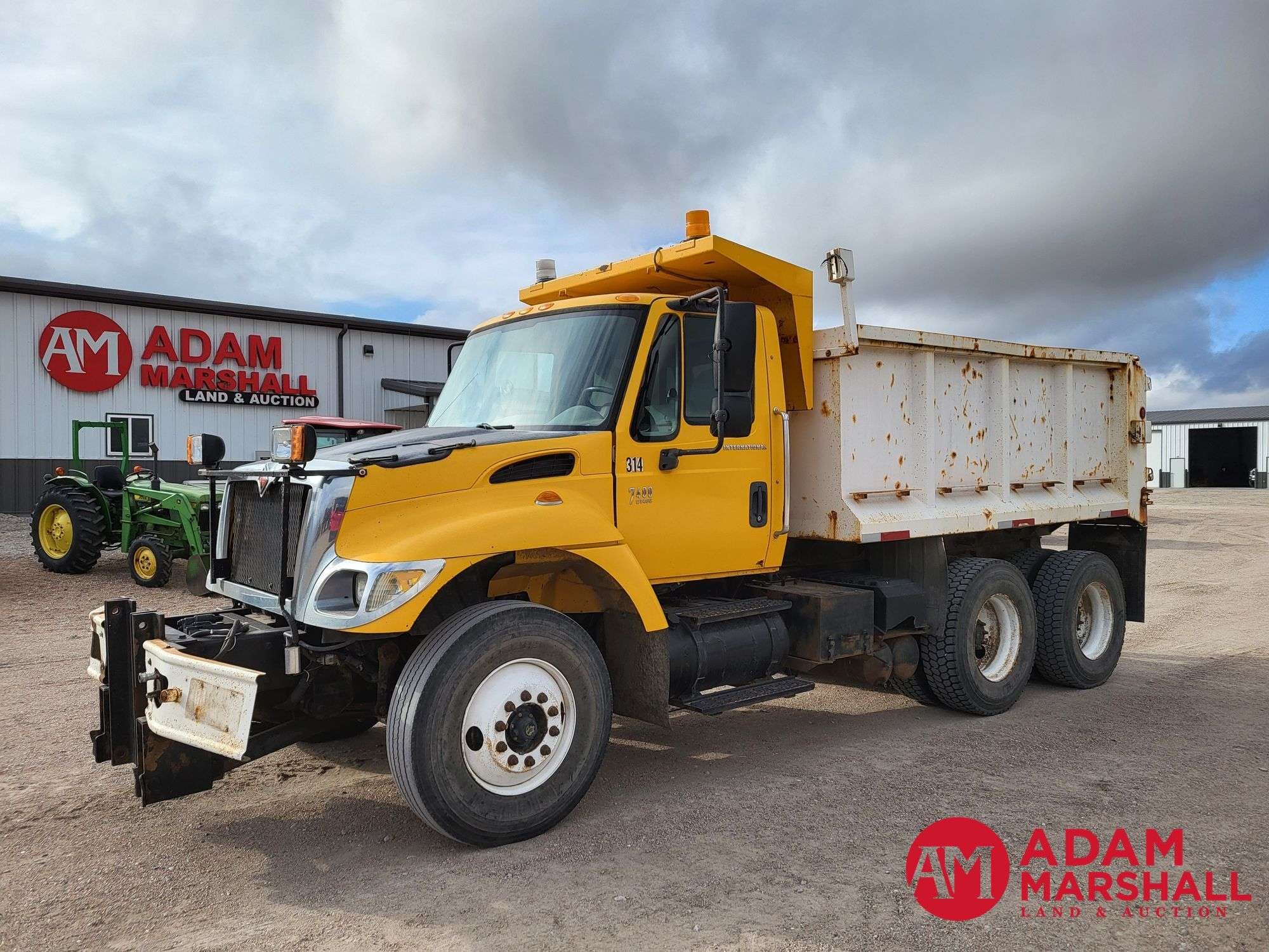 2004 International 7400 Equipment Image0