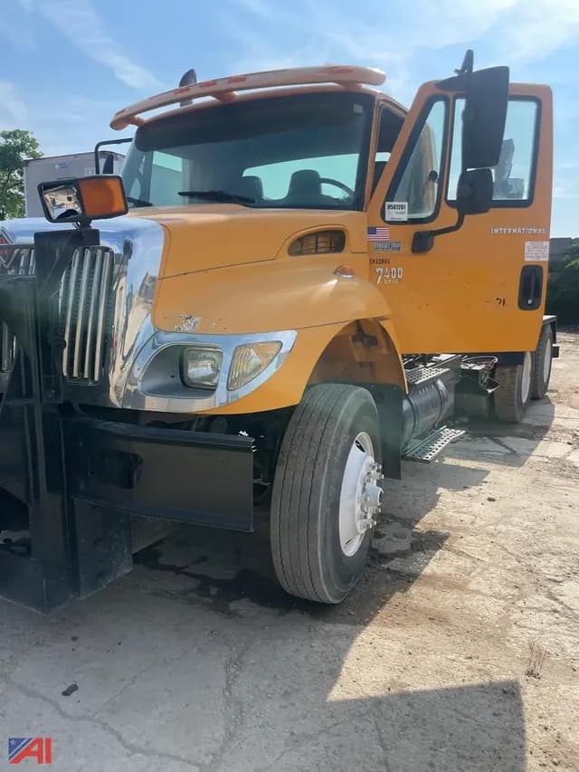 Image of International 7400 equipment image 1