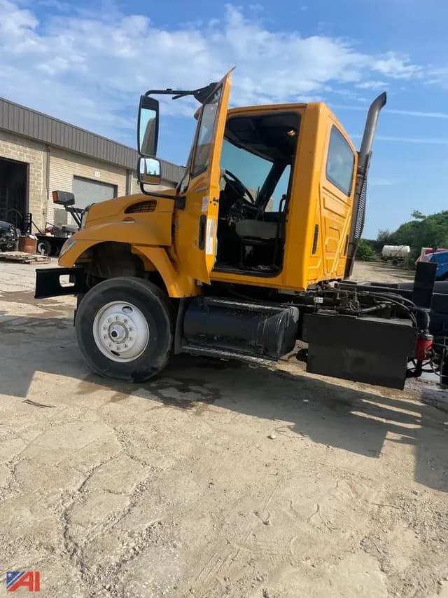 Image of International 7400 equipment image 4