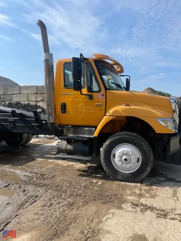 Main image International 7400