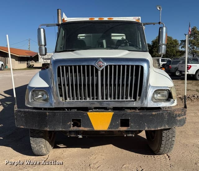 Image of International 7400 equipment image 1