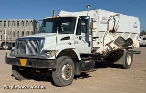 2004 International 7400 Image