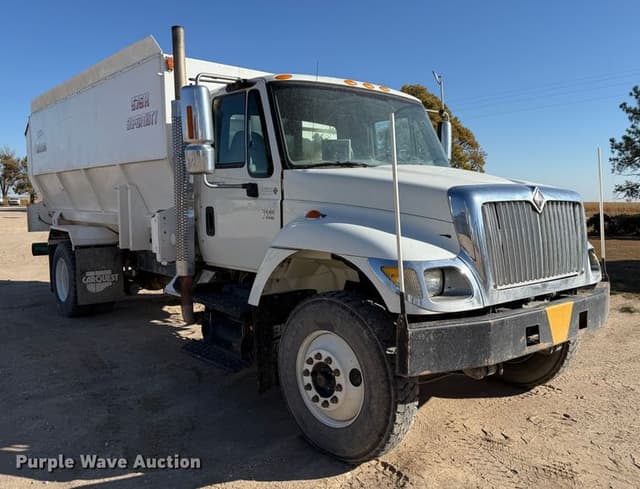 Image of International 7400 equipment image 2