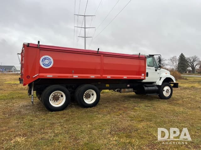 Image of International 7400 equipment image 4