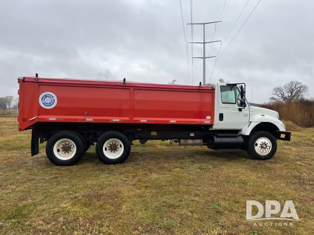 Image of International 7400 equipment image 3