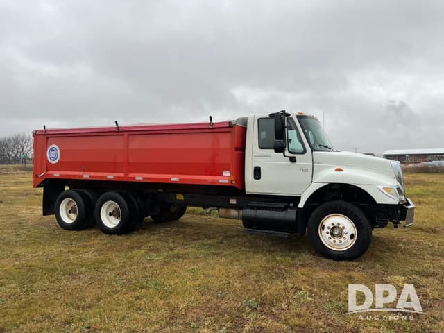 Image of International 7400 equipment image 1