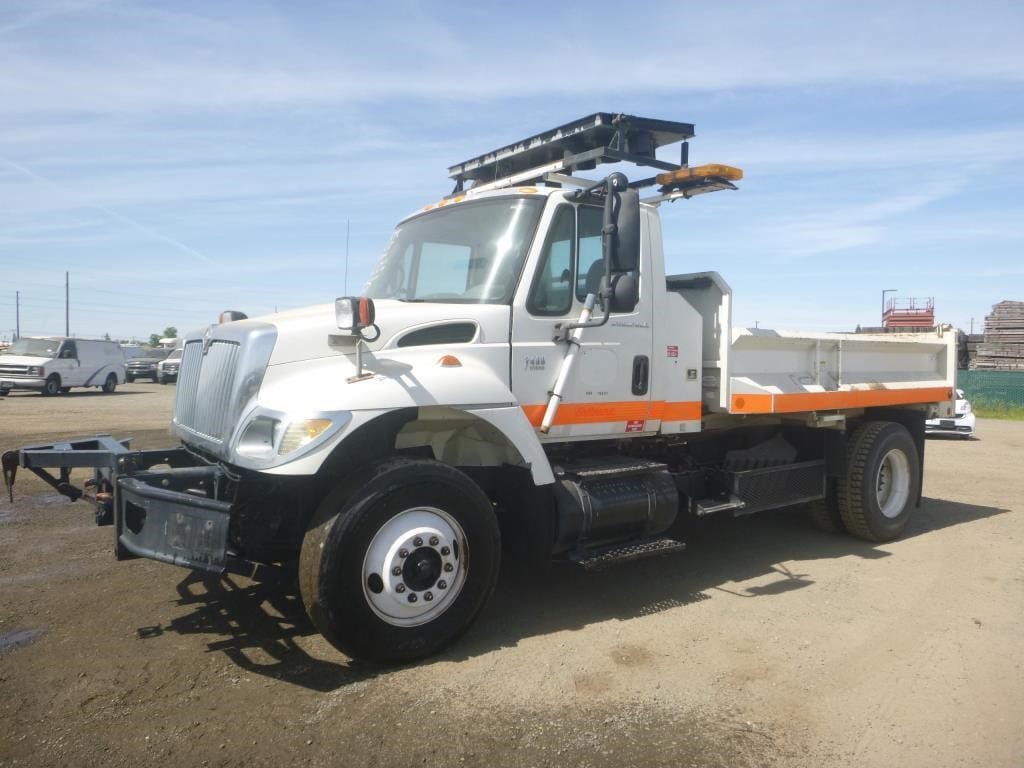 2004 International 7400 Equipment Image0