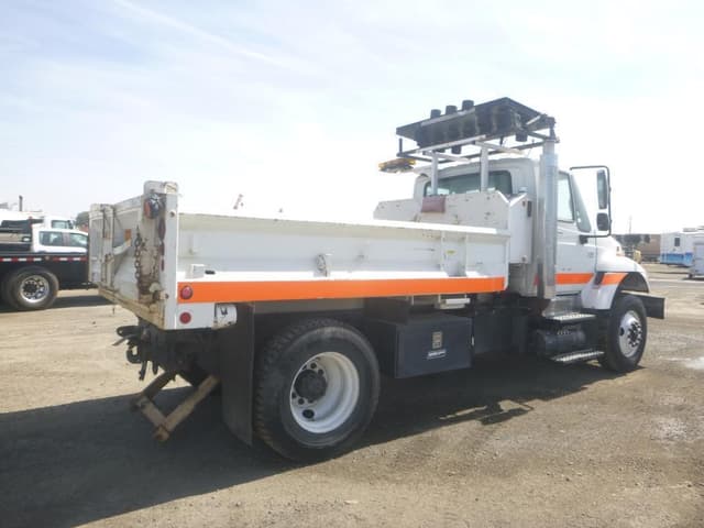 Image of International 7400 equipment image 2