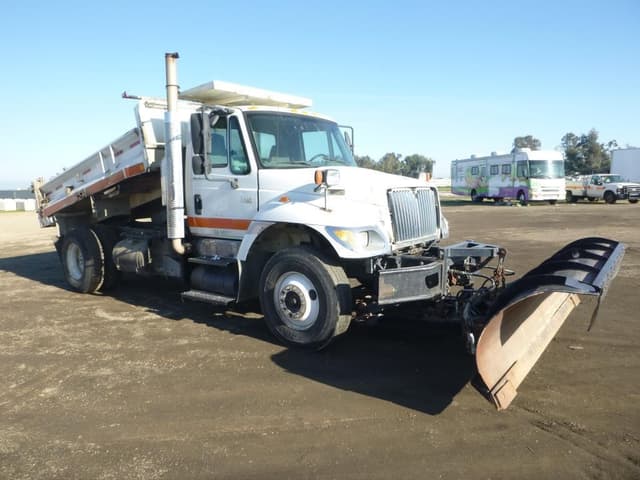 Image of International 7400 equipment image 1