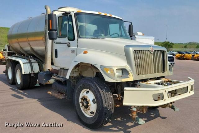 Image of International 7400 equipment image 2