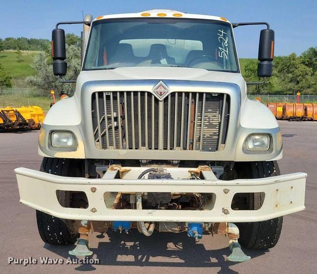 Image of International 7400 equipment image 1