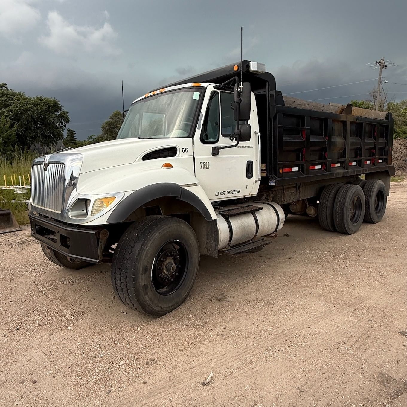 2004 International 7500 Equipment Image0