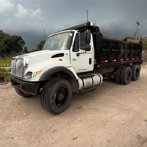 2004 International 7500 Image