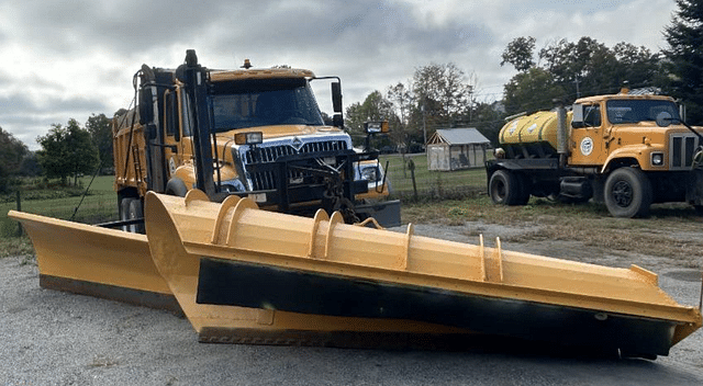 Image of International 7600 equipment image 3