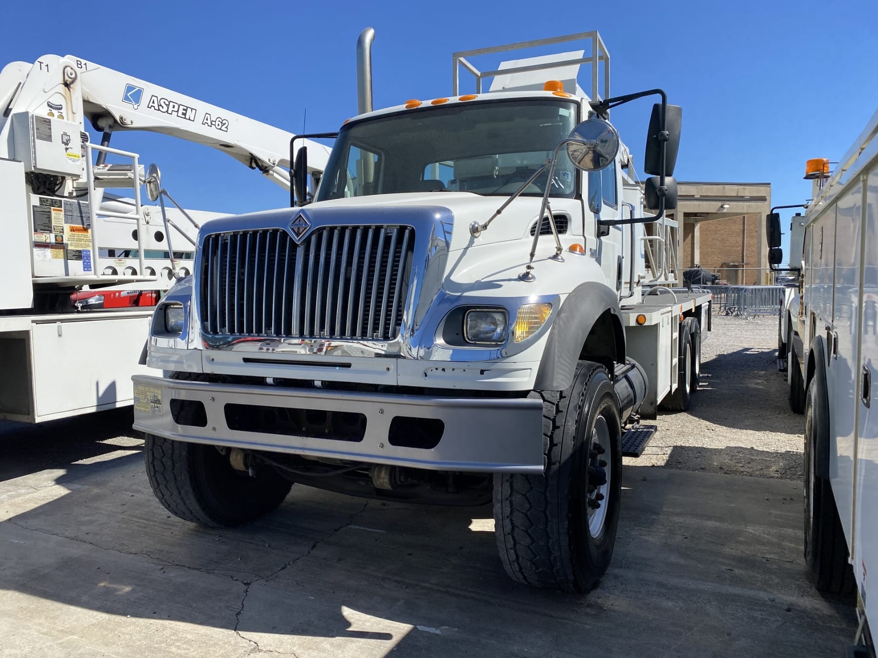 2004 International 7600 Equipment Image0