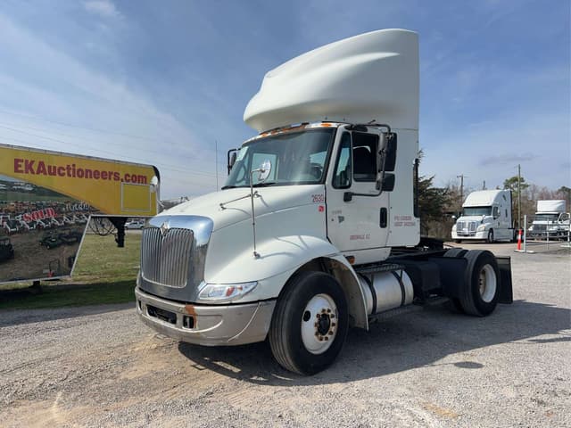 Image of International 8600 equipment image 4