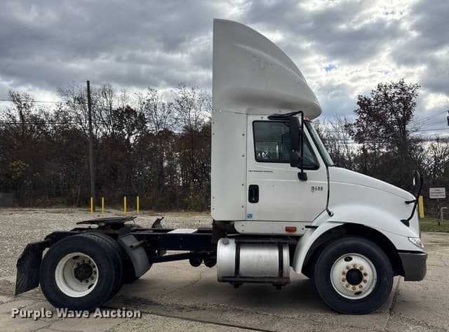 Image of International 8600 equipment image 3