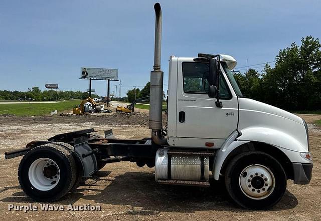 Image of International 8600 equipment image 3
