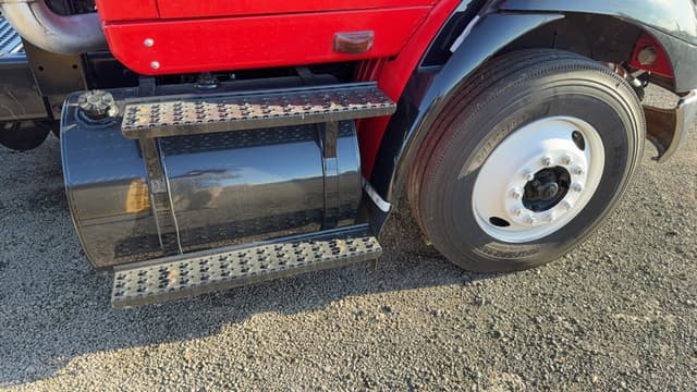 Image of International 8600 equipment image 3