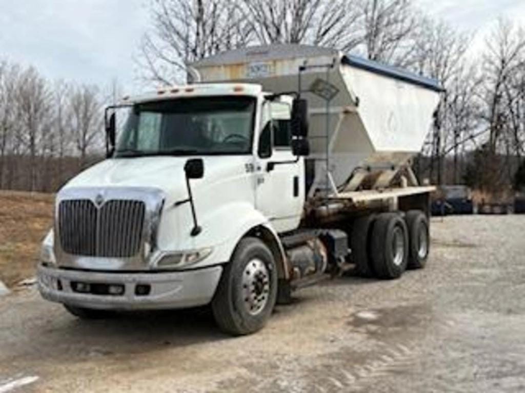 2004 International 8600 Equipment Image0