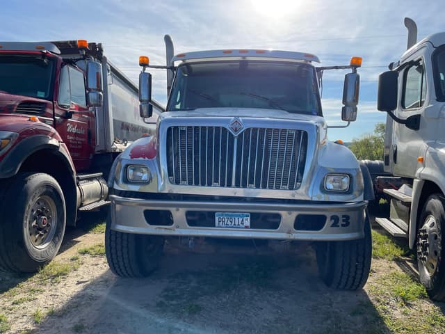 Image of International 7400 equipment image 1