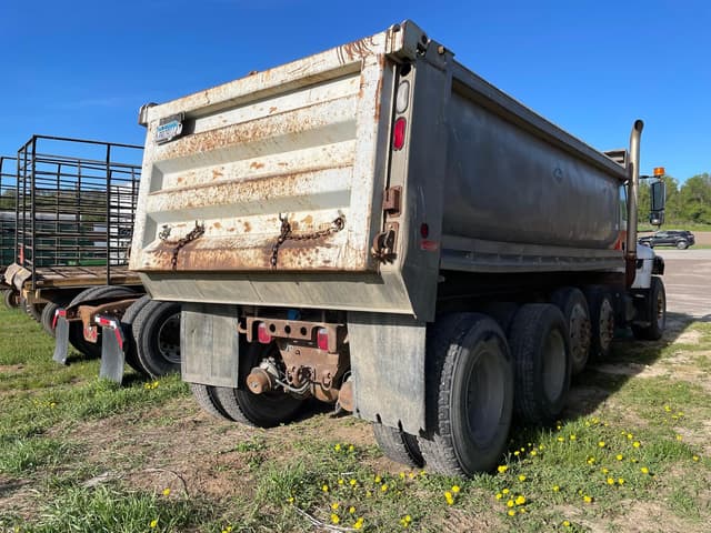 Image of International 7400 equipment image 3