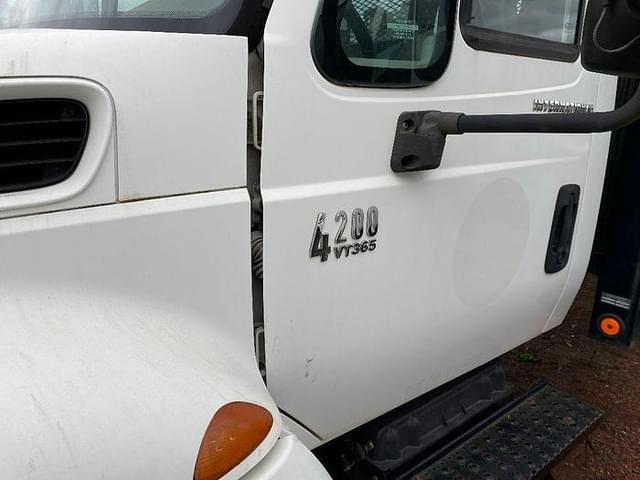 Image of International Durastar 4200 equipment image 1