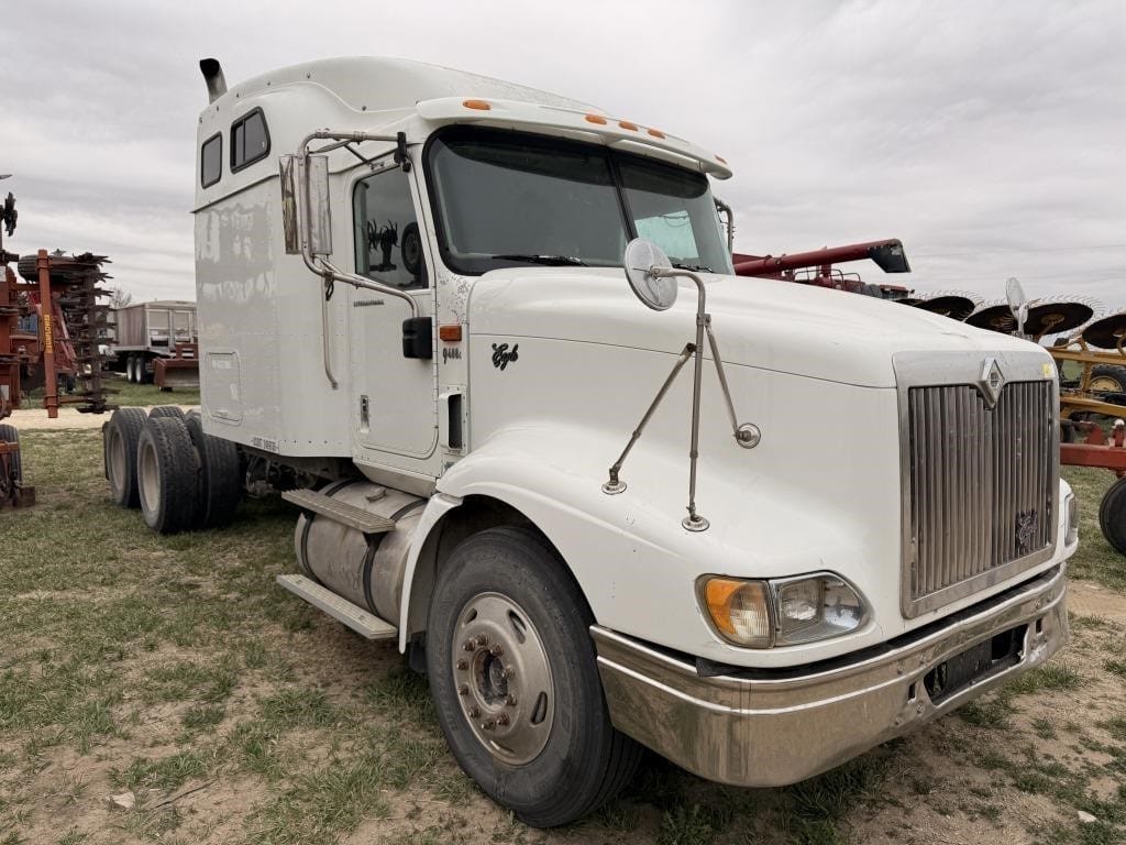 2004 International 9400i Equipment Image0