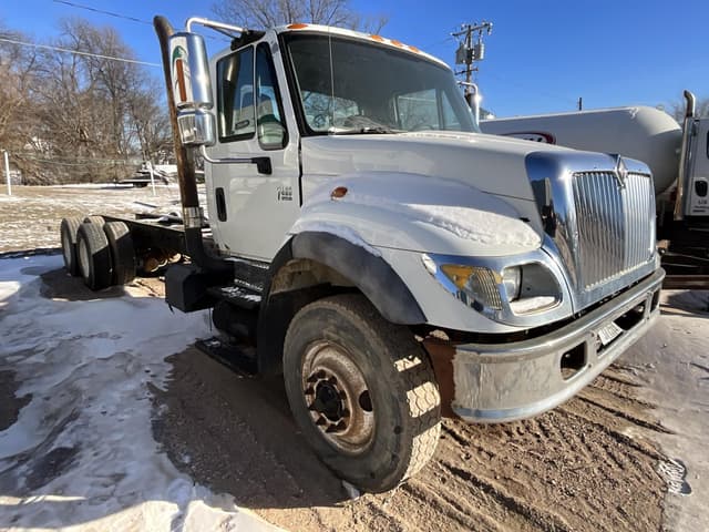 Image of International Workstar 7400 equipment image 1