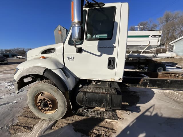 Image of International Workstar 7400 equipment image 2