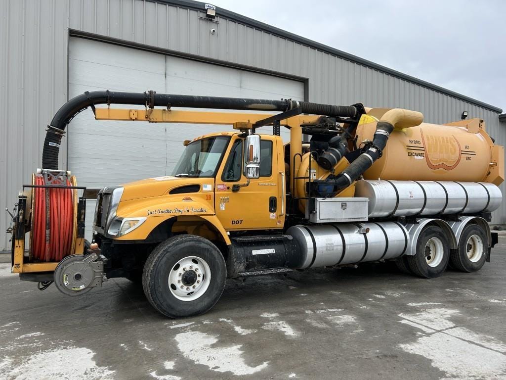 2004 International Workstar 7400 Equipment Image0
